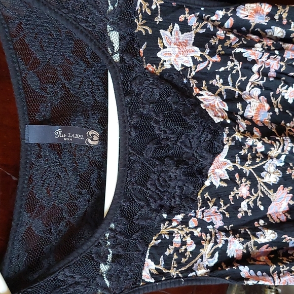 Sleeveless floral blouse with lace on top,size unknown - Picture 2 of 4
